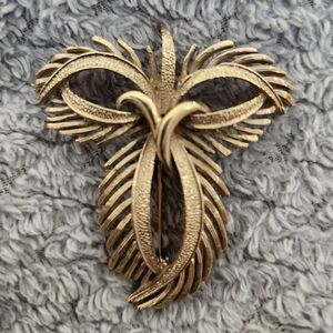 Valentines Day 1960s Gold-Tone Brooch